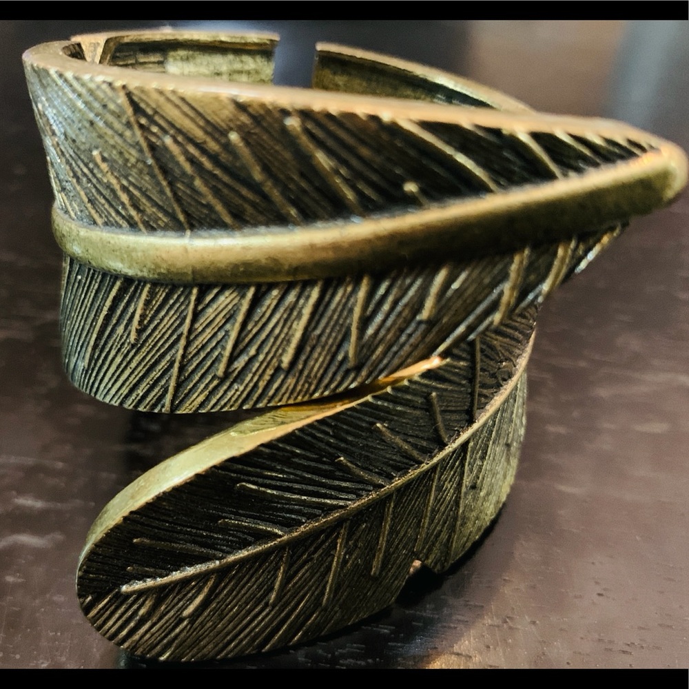 Vintage BOHO Feather design hinged bangle bracelet